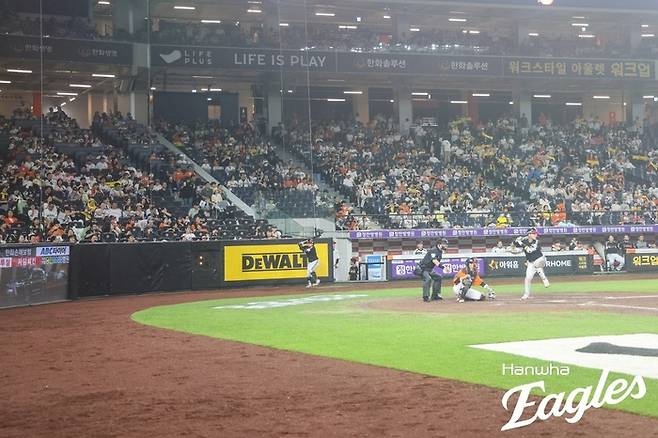 폭우로 인해 대전 한화생명 볼파크 파울지역 흙에 물웅덩이가 생겼다. 배수 시설 덕분에 20분 만에 물웅덩이가 사라졌다. 경기 재개 역시 빠르게 가능했다. 사진 | 한화 이글스