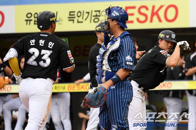 후배 안현민 알통 세리머니를 따라 하며 홈런 타자를 반기는 김상수.