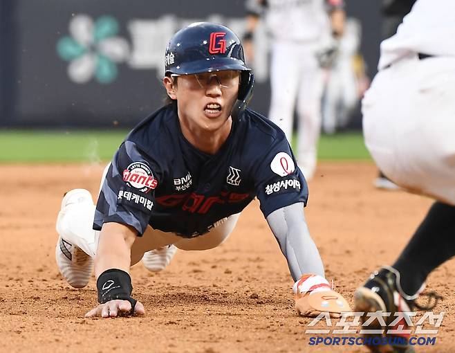 11일 수원 KT위즈파크에서 열린 롯데-KT전. 4회초 1사 2루 한태양 타석. 2루주자 전민재가 3루 도루를 성공시키고 있다. 수원=정재근 기자 cjg@sportschosun.com/2025.6.11/