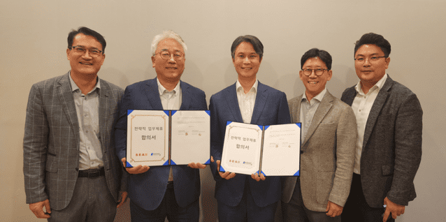 좌측부터 위광희 나래나노텍 영업본부장(전무), 정좌진 대표와 신재호 에스이에이 대표, 이승택 부사장(영업), 김영수 상무(사진=에스이에이)