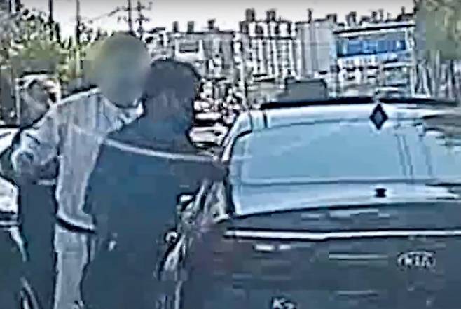 A씨가 경찰을 위협하는 장면. /대전경찰청 유튜브