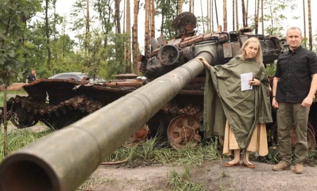 우크라이나 전쟁 지역을 찾은 미치 퍼듀. /미치퍼듀닷컴