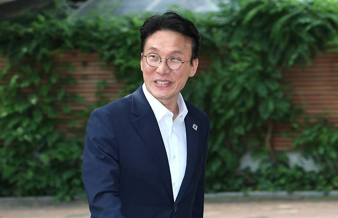 김민석 국무총리 후보자가 17일 오전 서울 종로구 금융감독원 연수원에 마련된 인사청문준비단 사무실로 출근하고 있다. /뉴스1