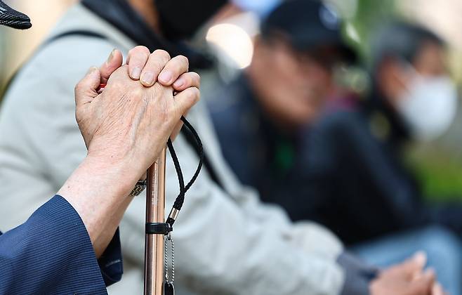지난달 27일 서울 종로구 탑골공원에서 어르신들이 휴식을 취하고 있다. /뉴스1