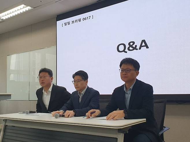 17일 오전 서울 삼화빌딩에서 가진 사이버 침해 사태 '일일브리핑'에서 김희섭 SK텔레콤 PR 센터장(왼쪽부터), 임봉호 SKT MNO(이동통신) 사업부장, 류정환 네트워크 인프라(Network Infra)센터장이 기자들의 질의에 답하고 있다.ⓒ데일리안 조인영 기자