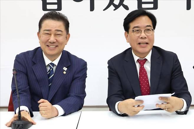 송언석 국민의힘 원내대표가 17일 오후 서울 여의도 국회에서 송 원내대표를 예방한 김병기 더불어민주당 당대표 직무대행 겸 원내대표에게 인사말을 하고 있다. ⓒ데일리안 홍금표 기자