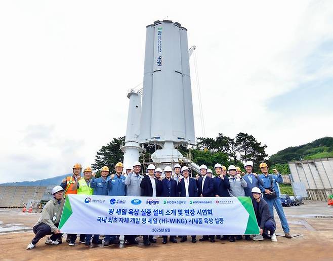 HD한국조선해양은 지난 16일 경상남도 창원에서 자체 개발한 윙세일(제품명: Hi-WING) 시제품의 육상 실증 시연회를 가졌다.ⓒHD현대