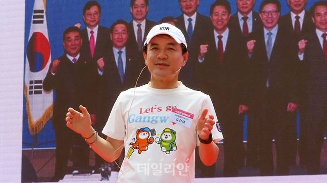 김진태 강원특별자치도지사가 17일 오후 서울 청계광장에서 열린 '수도권 강원시대' 선포식에서 '렛츠고 강원' 티셔츠를 입고 직접 프리젠테이션을 하고 있다. ⓒ데일리안 정도원 기자