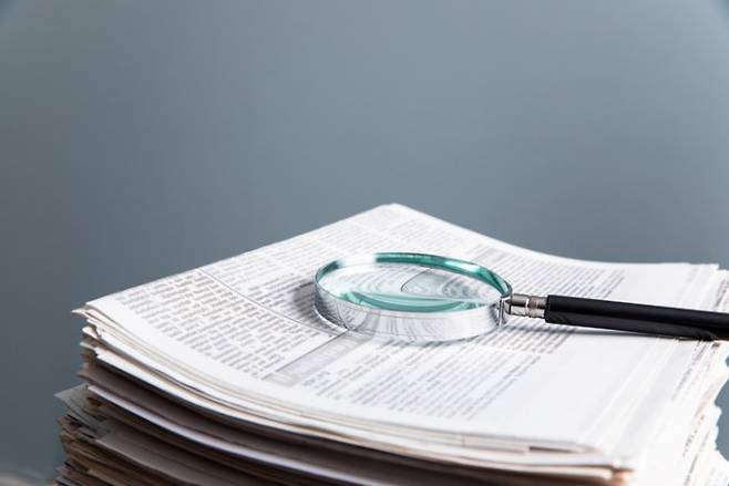 16일(현지시간) 네이처는 새로 게재되는 연구논문에 논문 심사위원의 의견서와 심사위원의 질문에 대한 저자의 답변서를 자동으로 첨부하기로 했다. 게티이미지뱅크 제공