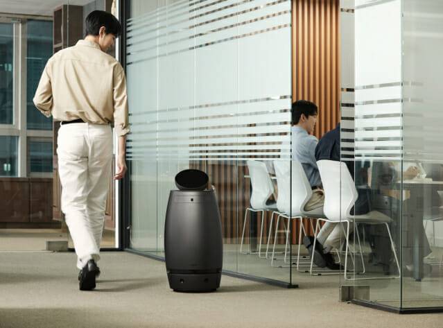 로보틱스를 통해 웰니스 혁신을 추구하는 나무엑스가 출시 예정인 공기 정화 로봇을 사용 중인 모습. 나무엑스 제공