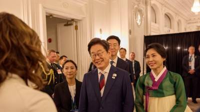 이재명 대통령과 김혜경 여사가 16일(현지시간) 캐나다 캘커리 한 호텔에서 열린 캐나다 총독 내외 주최 주요 7개국(G7) 정상회의 초청국 리셉션에 참석하고 있다.<사진=연합뉴스>