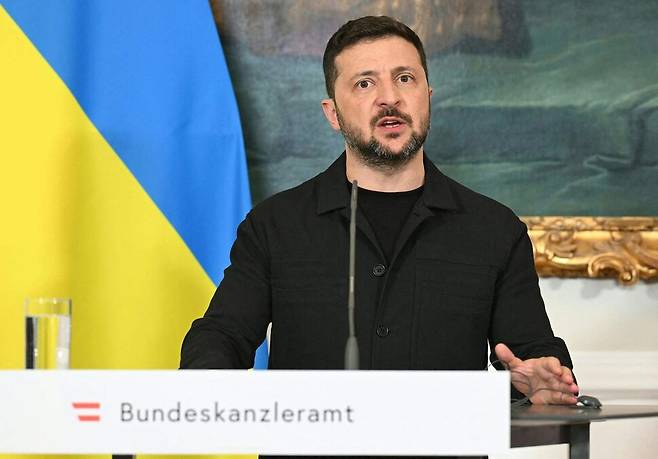 볼로디미르 젤렌스키 우크라이나 대통령이 16일 오스트리아 빈에서 기자회견을 하고 있다. AFP 연합뉴스