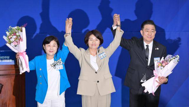 더불어민주당 원내대표로 당선된 김병기 의원(오른쪽부터)과 한정애 선관위원장, 서영교 의원이 13일 국회 의원총회 회의장에서 기념촬영을 하고 있다. 하상윤 기자