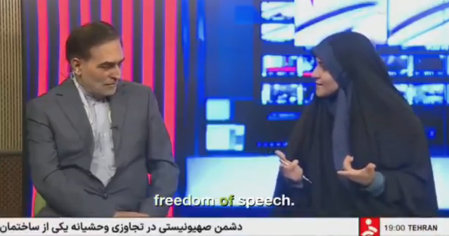 16일 이스라엘이 이란 방송국 IRIB를 폭격한 직후 피신해 다른 스튜디오에서 곧바로 생방송을 진행하는 사하르 에마미(오른쪽) 앵커. 그는 "이스라엘은 표현의 자유를 억압한다"고 비난했다. X 캡처