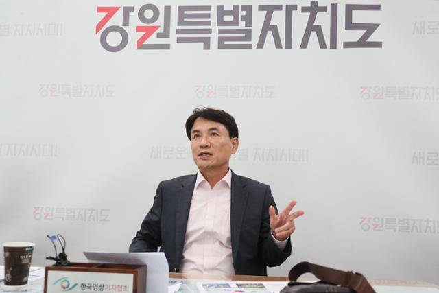 김진태 강원도지사가 지난해 10월 도청에서 기자간담회를 열어 "2022년 지방선거 공천은 단식으로 얻어낸 것"이라며 명태균씨 개입 의혹을 전면 부인했다. 강원도 제공