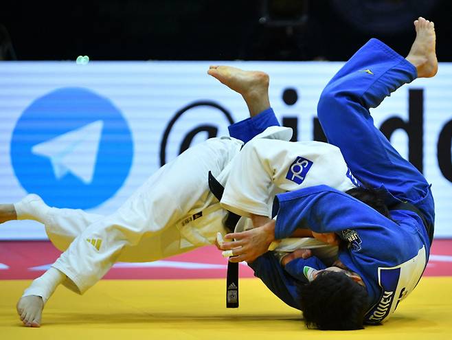 이준환(왼쪽)이 16일(현지시간) 헝가리 부다페스트에서 열린 2025 국제유도연맹(IJF) 세계선수권대회 남자 81㎏급 동메달 결정전에서 우즈베키스탄의 아르슬론베크 토이이예프를 상대로 업어치기에 성공하는 모습. 사진=AFP 연합뉴스
