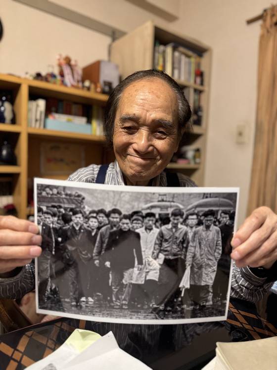 "한국을 제2의 고향"이라고 부르는 구와바라 시세이가 지난 60년간 기록해 온 사진 가운데 자신의 대표작 '침묵 시위'를 들어보이고 있다. 지난 4일 도쿄 자택에서 만난 그는 "서울시립사진미술관이 있다고 들었다. 기회가 된다면 젊은이들을 위해 60년의 기록을 사진미술관에서 전시할 수 있게 된다면 좋겠다"고 했다. 김현예 특파원