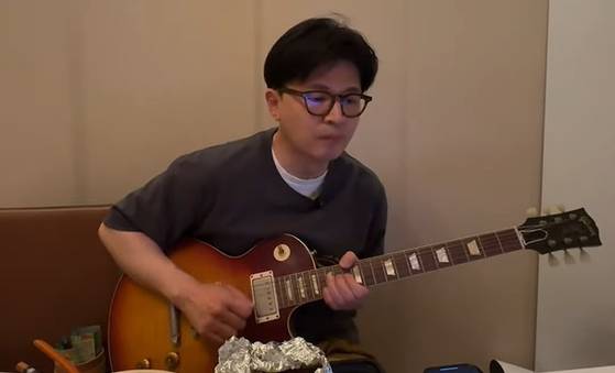 한동훈 전 국민의힘 대표가 자신의 유튜브 채널에서 기타를 연주하고 있다. 사진 유튜브 채널 '한동훈' 캡처