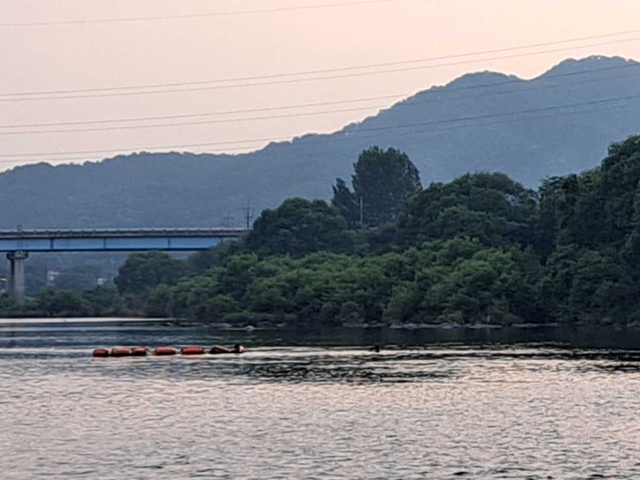 ▲ 지난 16일 오후 6시 40분쯤 홍천군 북방면 홍천강에서 물놀이를 하던 10대 4명이 물에 빠져 소방당국이 수색작업을 벌였다. 강원소방본부 제공