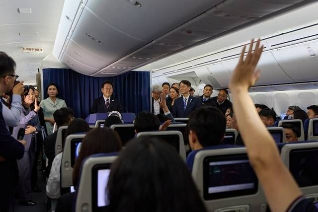 ▲ 주요 7개국(G7) 정상회의 참석을 위해 출국한 이재명 대통령이 16일(현지시각) 캐나다 앨버타주 캘거리로 향하는 공군 1호기에서 기자간담회를 하고 있다. 연합뉴스