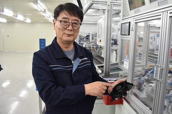 팽현성 KBI메탈 전장사업부 사업총괄 전무가 BLDC를 소개하고 있다. 사진=KBI메탈 제공