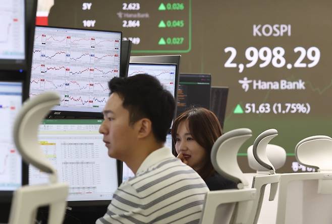 코스피가 3000선에 다가선 17일 서울 하나은행 본점 딜링룸에서 딜러들이 업무를 보고 있다. 사진=연합뉴스