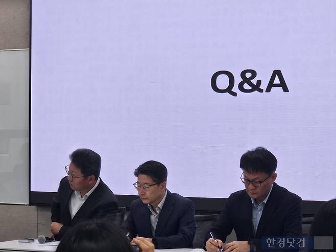 SK텔레콤 김희섭 PR실장(왼쪽부터), 임봉호 SK텔레콤 MNO 사업부장, 류정환 SK텔레콤 인프라전략기술센터담당(부사장)이 17일 오전 삼화빌딩에서 열린 '일일 브리핑'에 참석해 질의응답을 하고 있다. 사진=박수빈 기자