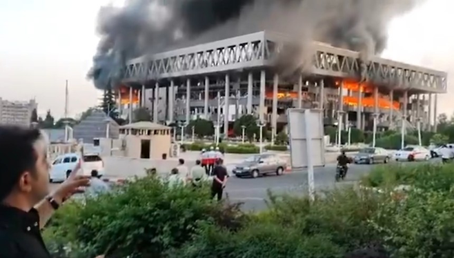 16일(현지시간) 이스라엘의 공격을 받은 이란 국영방송 IRIB 건물이 불타고 있다. 엑스 게시물 갈무리