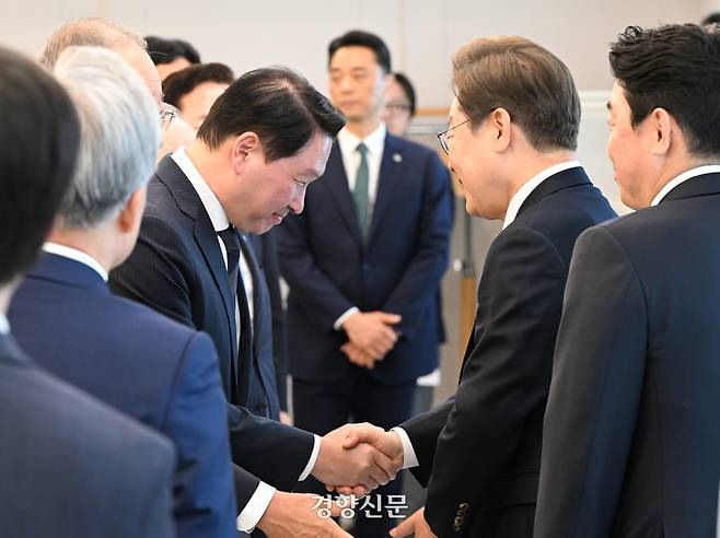이재명 대통령이 지난 13일 서울 용산 대통령실청사에서 열린 6경제단체와 기업인 간담회에서 최태원 SK 그룹 회장(대한상의회장)과 인사를 나누고 있다. 대통령실사진기자단