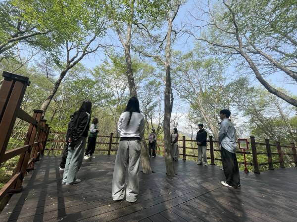 지난달 개장한 경남 거제시의 ‘거제 치유의 숲’이 도심 속 지친 몸과 마음을 치유하는 숲속 힐링 공간으로 사랑받고 있다. 거제시 제공