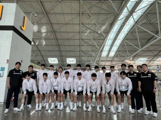 공항에서 출국 전 포즈를 취한 한국 주니어 남자 핸드볼 대표팀. / 사진=대한핸드볼협회 제공