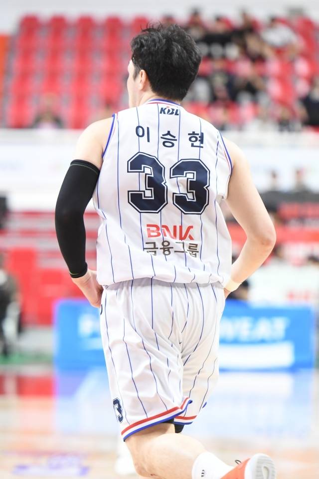 2024-25시즌 KBL 정상급 빅맨으로서 맹활약한 이승현이 트레이드됐다는 건 놀라운 일이다. 그것도 1대1이 아닌 2대1 트레이드에서 ‘2’의 한 명이 됐다는 건 충격적이기도 하다. 사진=KBL 제공