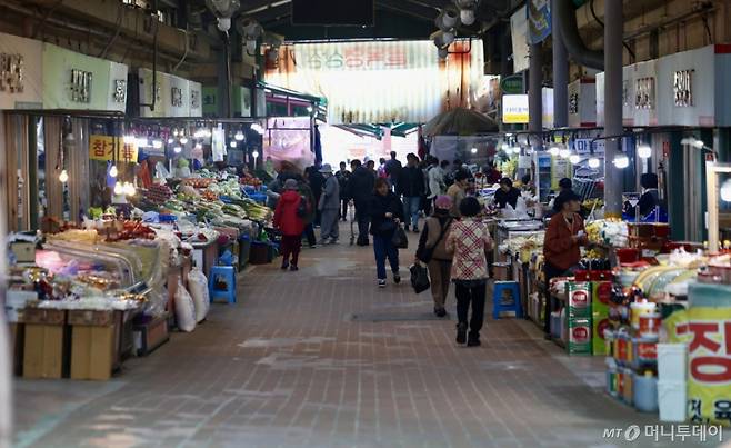 대형마트 의무휴업일에 서울시내 한 전통시장이 한산한 모습을 보이고 있다. 한국경제연구원의 소비자 구매 데이터 분석 결과에 따르면 대형마트 휴업일에도 전통시장에서의 소비는 늘어나지 않았다. 2022년 주말 식료품 구매액 분석 결과 대형마트 의무휴업일(일요일) 전통시장의 평균 식료품 구매액은 610만원으로 대형마트가 영업하는 일요일(630만원)에 비해 낮았다. /사진제공=뉴스1