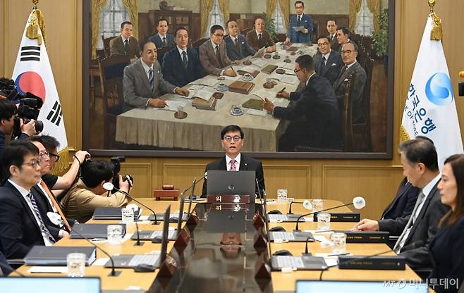 이창용 한국은행 총재가 29일 서울 중구 한국은행에서 금융통화위원회를 주재하고 있다. /사진=뉴시스 /사진=