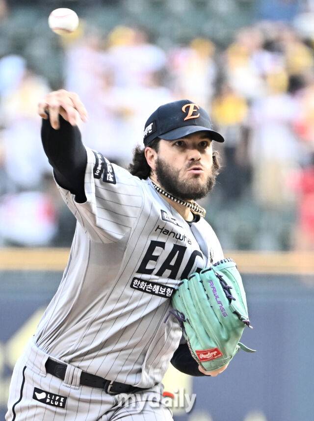 28일 오후 서울 잠실야구장에서 진행된 '2025 프로야구 KBO리그' LG트윈스와 한화이글스의 경기. 한화 폰세가 선발등판해 역투하고 있다./마이데일리
