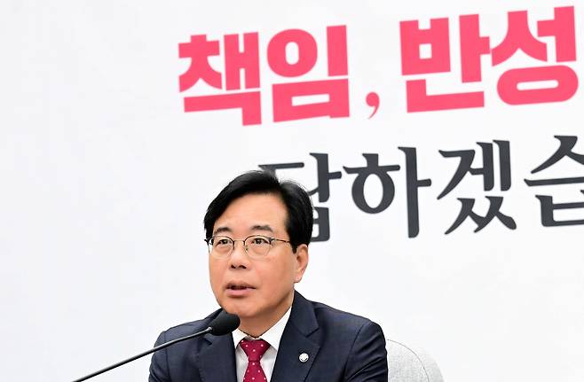 송언석 국민의힘 신임 원내대표가 17일 오전 서울 여의도 국회에서 열린 원내대책회의에 참석해 모두발언하고 있다. 이상섭 기자