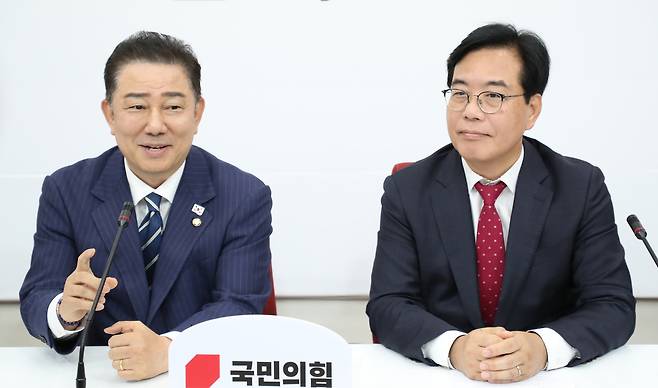 김병기 더불어민주당 원내대표가 17일 서울 여의도 국회에서 송언석 국민의힘 원내대표를 예방해 인사말을 하고 있다. 이상섭 기자