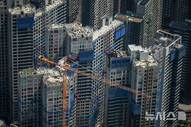 서울 송파구 롯데월드타워 전망대 서울스카이에서 바라본 서울시내 아파트 공사현장. 뉴시스 자료사지.