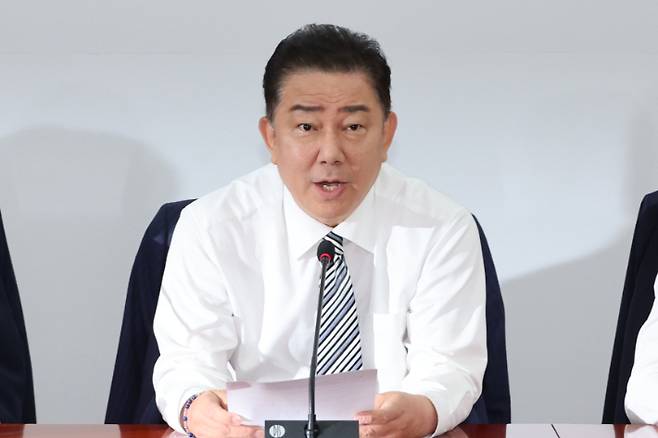 더불어민주당 김병기 당대표 직무대행 겸 원내대표가 17일 서울 여의도 국회에서 열린 원내대책회의에서 발언하고 있다. 연합뉴스