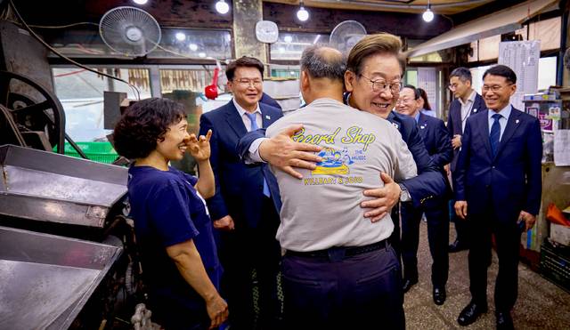 이재명 대통령이 13일 농촌기본소득 실시지역 현황을 점검하고자 경기도 연천군을 방문, 주민과 만나고 있다. 이재명 대통령 SNS