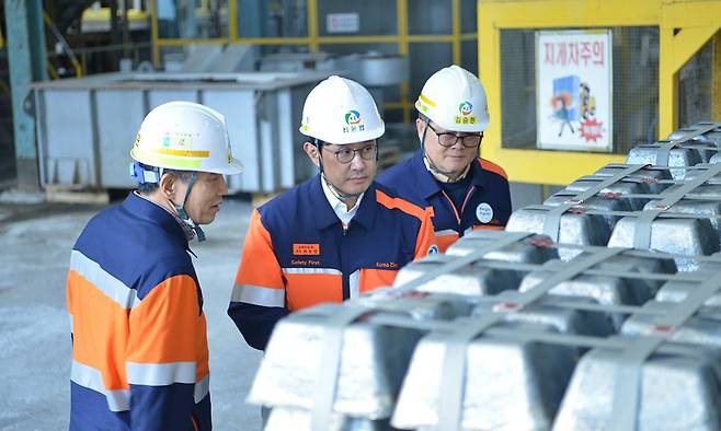 최윤범 고려아연 회장이 온산제련소 내 안티모니 공장을 방문해 생산제품을 둘러보고 있다. 고려아연 제공