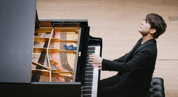 지난 15일 경기 성남아트센터에서 열린 리사이틀에서 연주하고 있는 조성진. 성남아트센터 제공