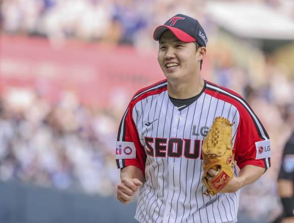 LG 트윈스 임찬규가 1일 서울 잠실야구장에서 열린 2025 KBO리그 정규시즌 삼성 라이온즈와의 홈 경기에서 더그아웃으로 향하고 있다. 연합뉴스