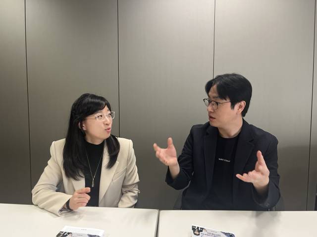 지난 10월 하정우 신임 AI미래기획수석이 AI 전략서인 ‘2025 AI 대전환: 주도권을 선점하라’ 공저자인 오순영 아마존웹서비스 선임 아키텍트 매니저와 AI 전략에 대해 대담을 나구고 있다. /정혜진기자