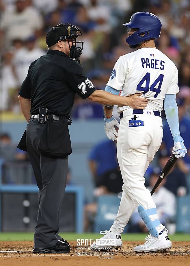 ▲ 다저스 외야수 앤디 파헤스가 샌디에이고 선발 딜런 시즈의 몸쪽 공에 맞고 화를 내는 장면. 시즈의 반응에 샌디에이고 마이크 실트 감독이 호통을 쳤다.