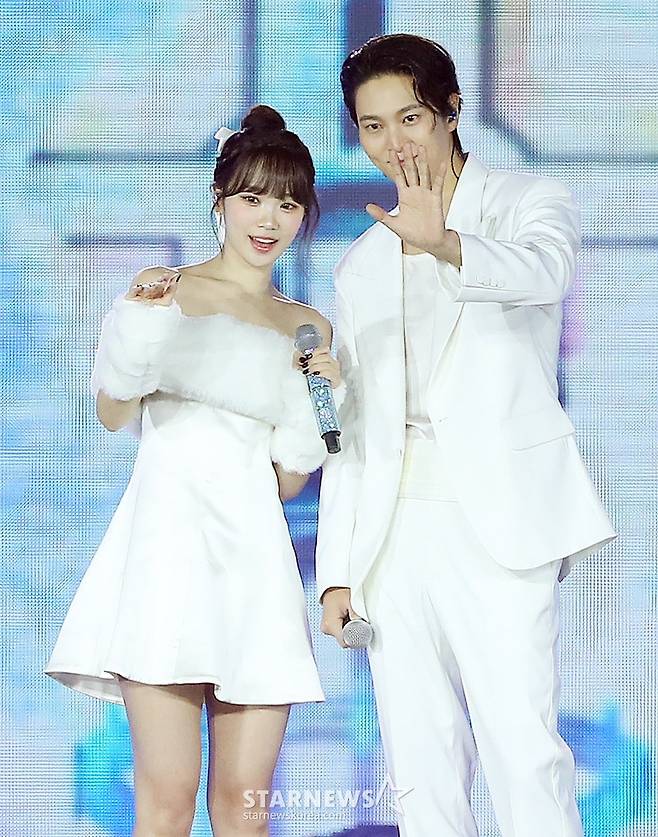 왼쪽부터 르세라핌 김채원, 배우 주원이 'AAA 2024'에서 오프닝 무대를 장식했다. /사진=김창현 chmt@