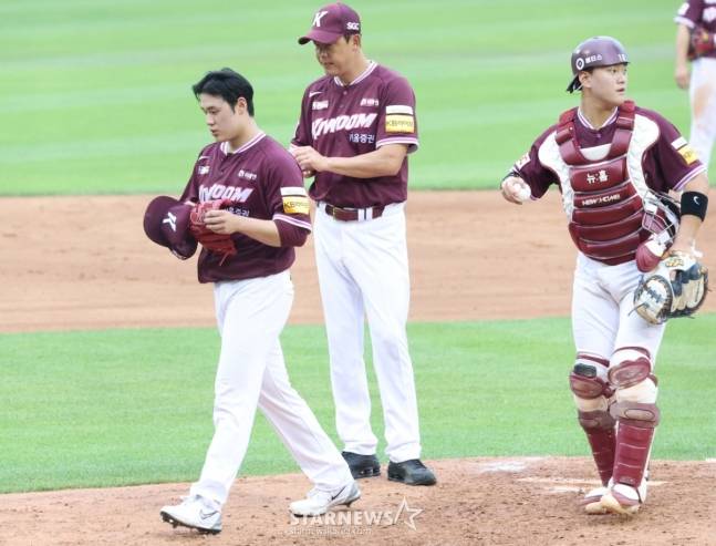 키움 정현우가 15일 두산전 조기 강판되고 있다. /사진=김진경 대기자