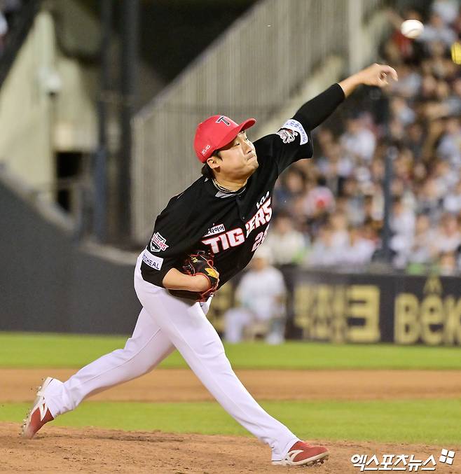 4일 오후 서울 송파구 잠실야구장에서 열린 '2025 신한 SOL Bank KBO리그' KIA 타이거즈와 두산 베어스의 경기, 7회말 KIA 이준영이 공을 힘차게 던지고 있다. 엑스포츠뉴스 DB