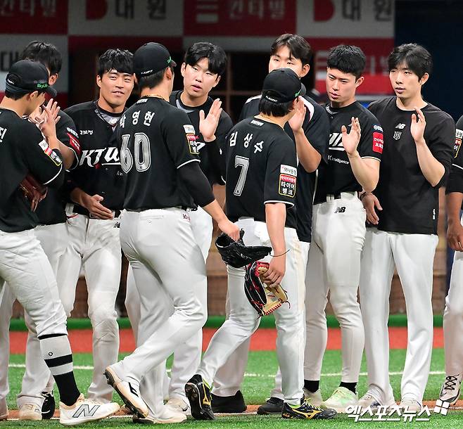 23일 오후 서울 구로구 고척스카이돔에서 열린 '2025 신한 SOL Bank KBO리그' KT 위즈와 키움 히어로즈의 경기, KT가 황재균의 4안타와 김민혁의 3타점에 힙입어 키움에 7:5 역전승을 거뒀다. 이날 경기에서 승리한 KT 선수들이 기뻐하고 있다. 엑스포츠뉴스 DB