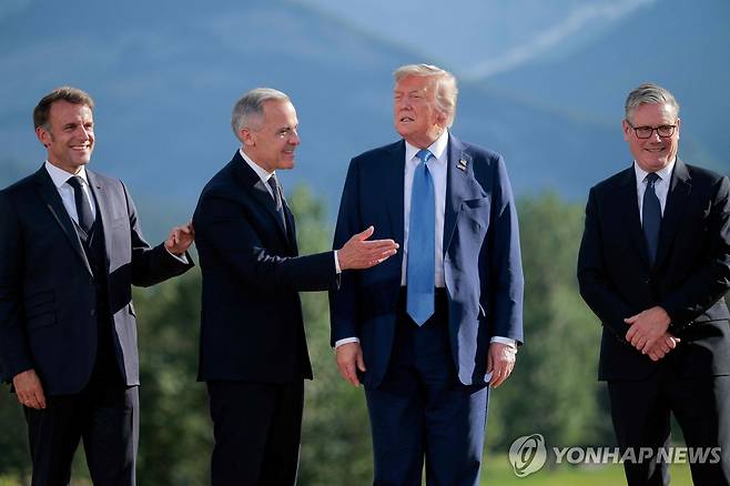 G7 회의에 참석한 주요국 정상들 (캐내내스키스 AFP=연합뉴스) 16일(현지시간) 캐나다 캐내내스키스에서 열린 주요 7개국(G7) 정상회의에 참석한 정상들. 왼쪽부터 에마뉘엘 마크롱 프랑스 대통령, 마크 카니 캐나다 총리, 도널드 트럼프 미국 대통령, 키어 스타머 영국 총리. 2025.6.16